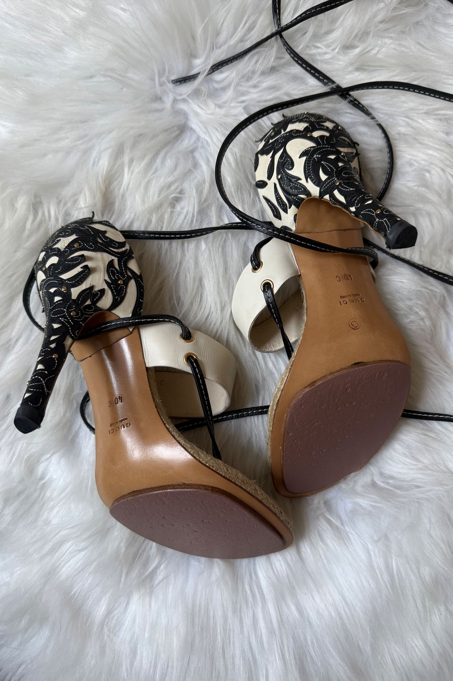 GUCCI LACE-UP THONG SANDALS WITH LEATHER FLORAL APPLIQUÉS - 40