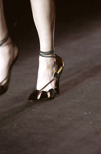 YVES SAINT LAURENT GLADIATOR PUMP by TOM FORD F/W 2002
