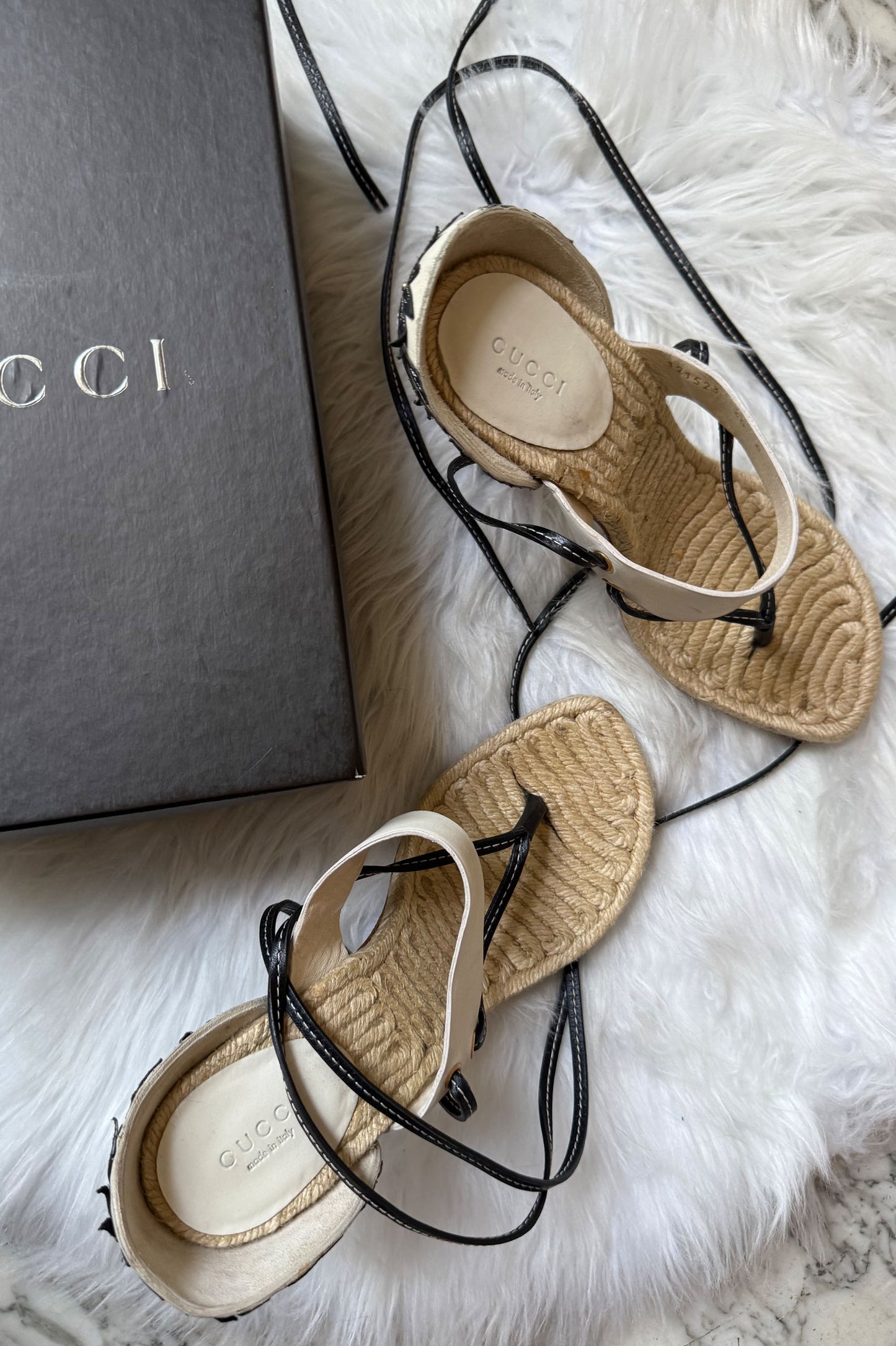 GUCCI LACE-UP THONG SANDALS WITH LEATHER FLORAL APPLIQUÉS - 40