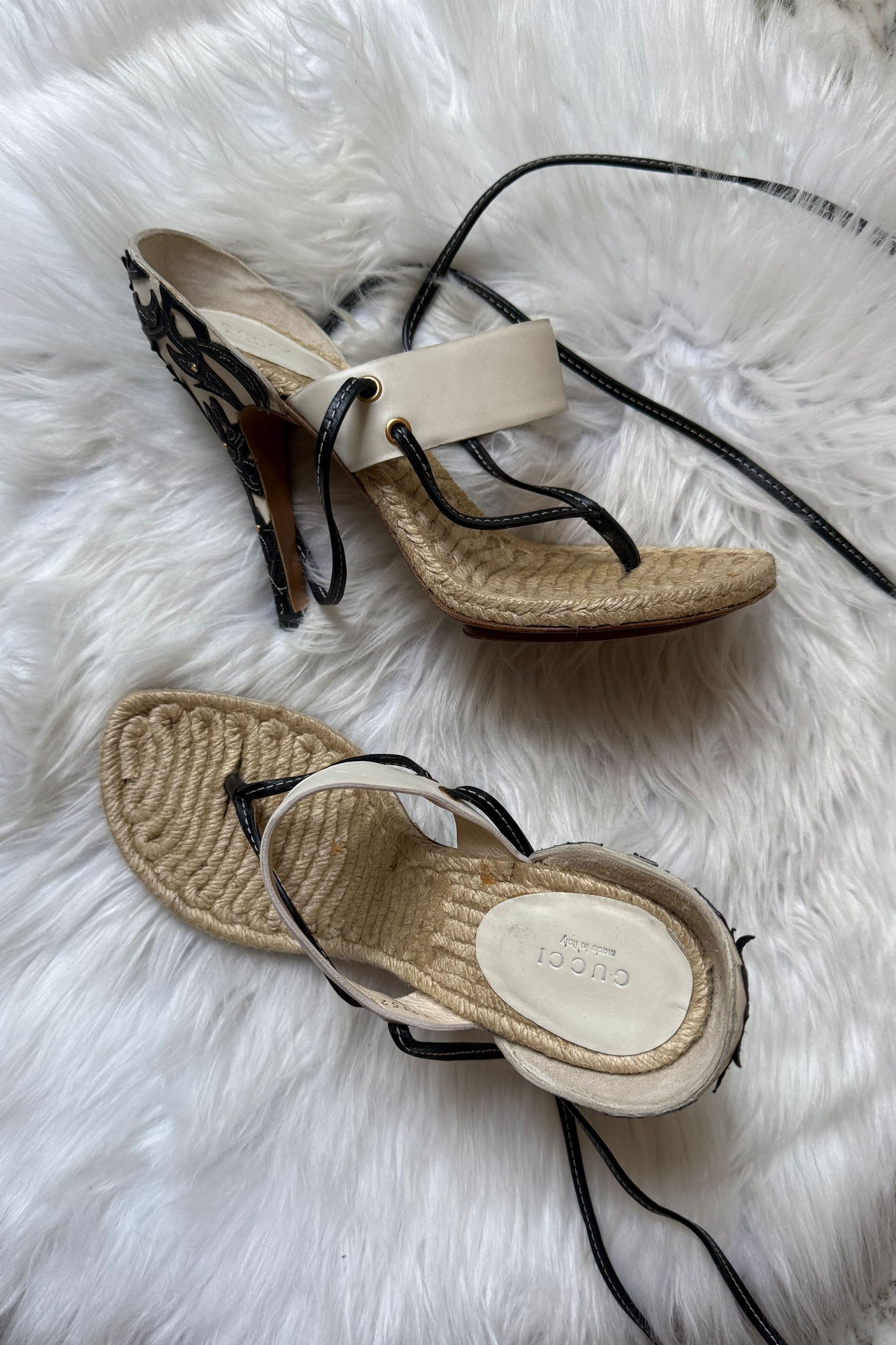 GUCCI LACE-UP THONG SANDALS WITH LEATHER FLORAL APPLIQUÉS - 40