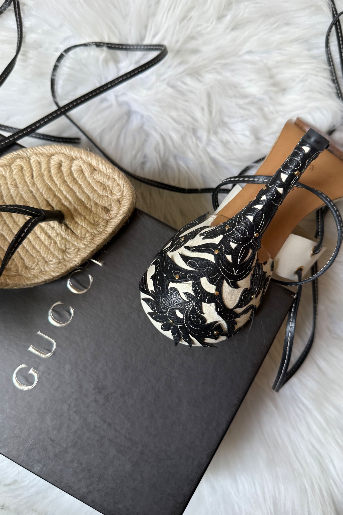 GUCCI LACE-UP THONG SANDALS WITH LEATHER FLORAL APPLIQUÉS - 40
