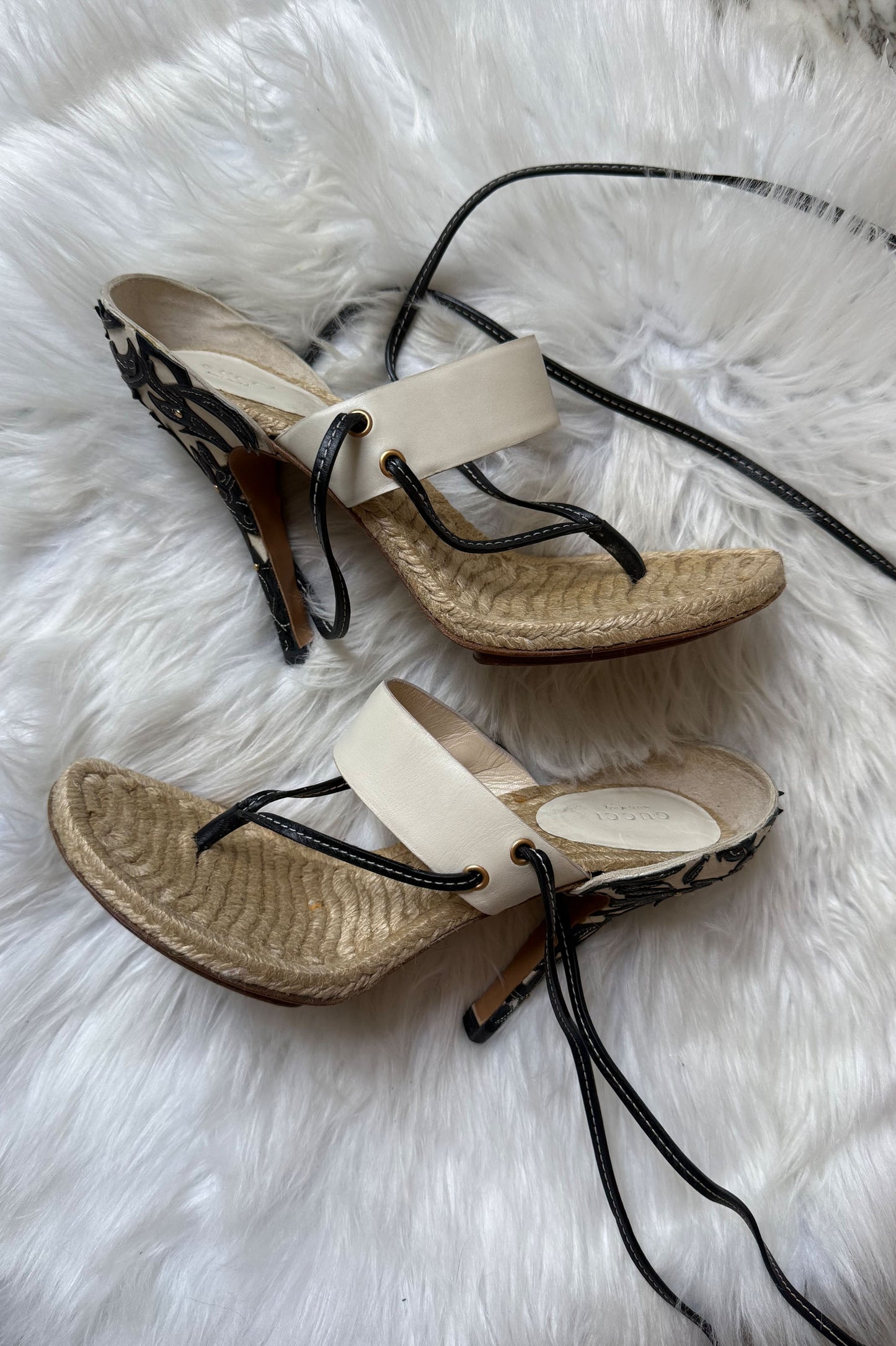 GUCCI LACE-UP THONG SANDALS WITH LEATHER FLORAL APPLIQUÉS - 40