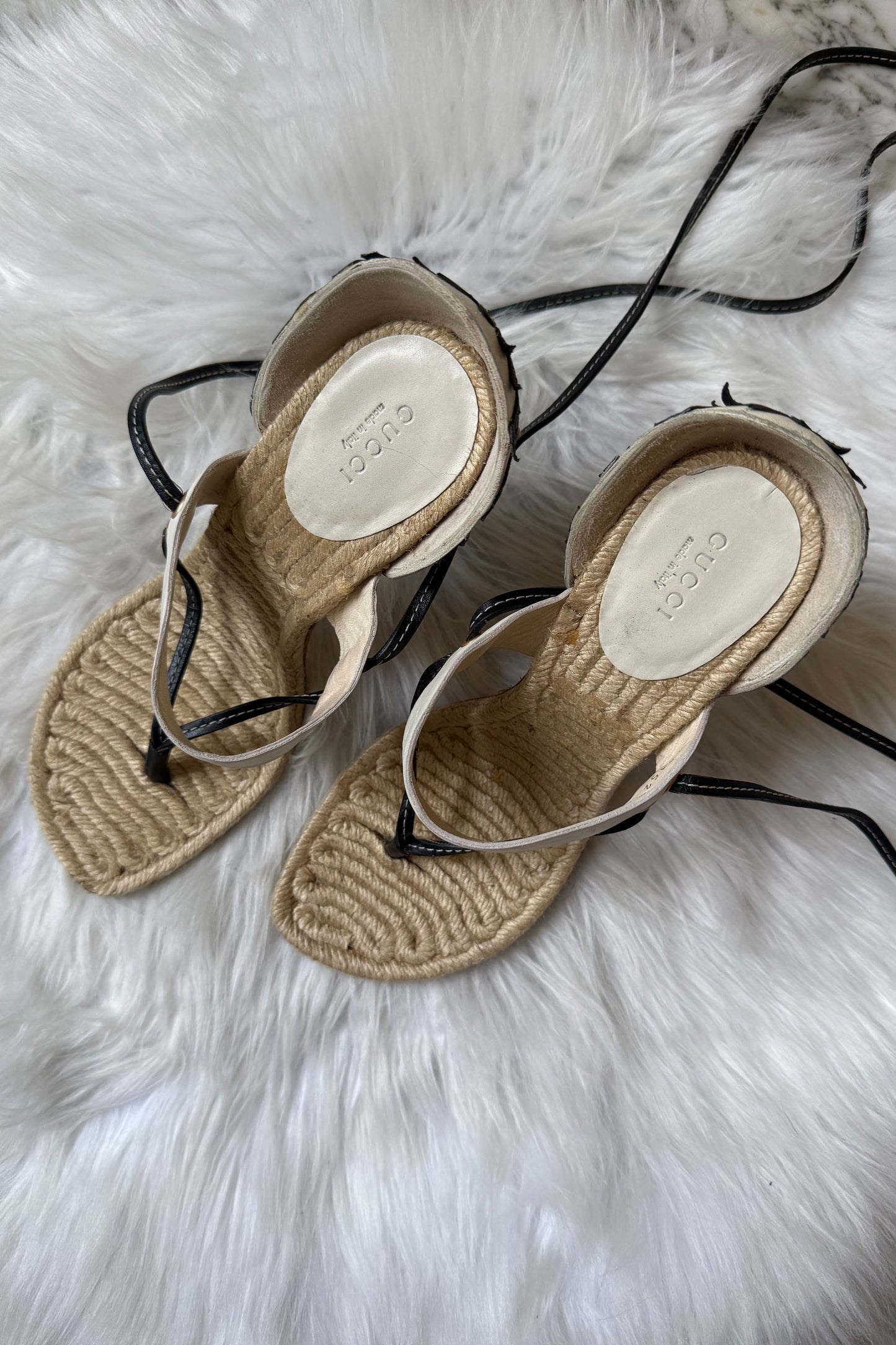 GUCCI LACE-UP THONG SANDALS WITH LEATHER FLORAL APPLIQUÉS - 40